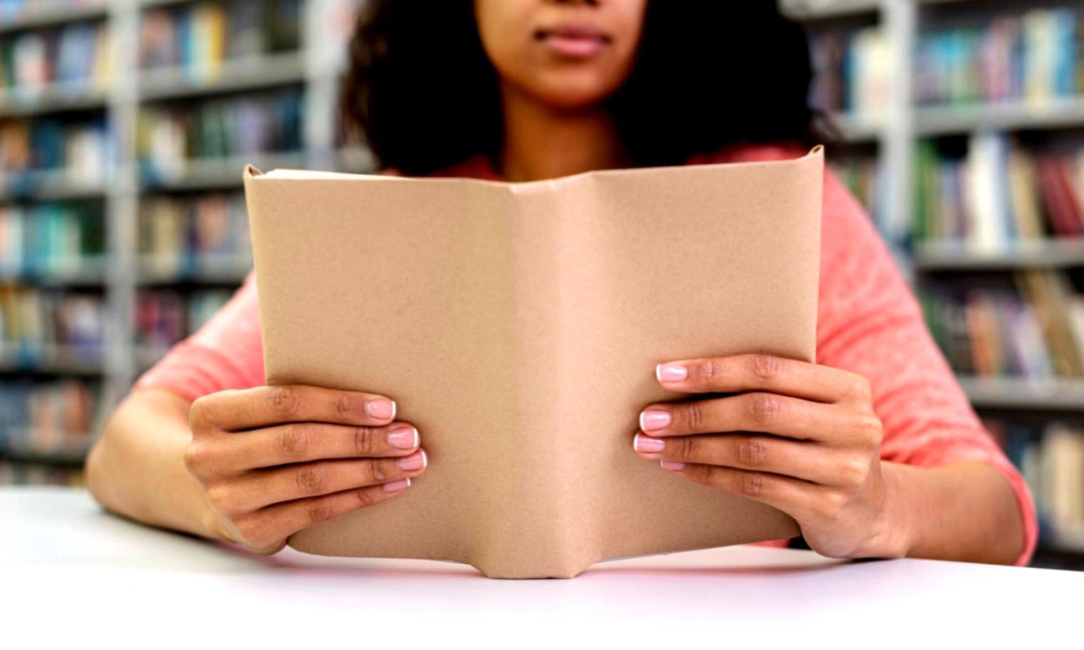 Equipo de dresvianoqui trabajando en análisis financiero